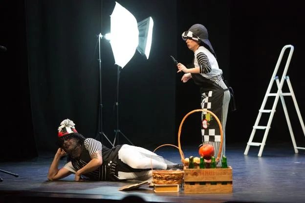 Actrices de Guayominí interpretan en la obra Blancanieves XXI