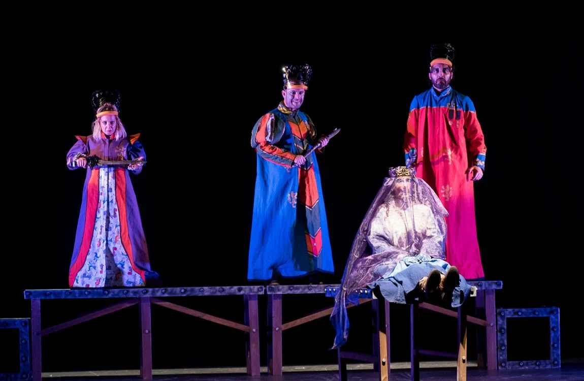 Actrices y actores en el teatro interpretando sus papeles