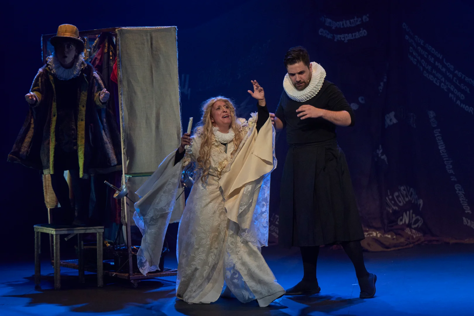 Actrices y actore de Guayominí interpretan la obra Hamlet de William Shakespeare